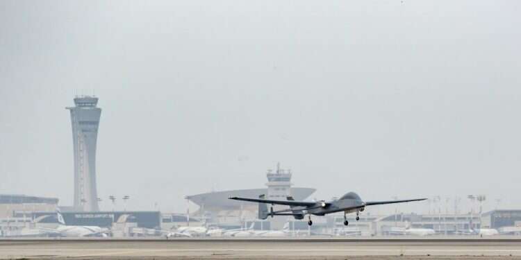 נחיתה והמראה של ההרון בשדה התעופה בן גוריון. צילום: אלון רון "היסטוריה בעולם התעופה": חיזוק משמעותי ליכולות האוויריות של ישראל