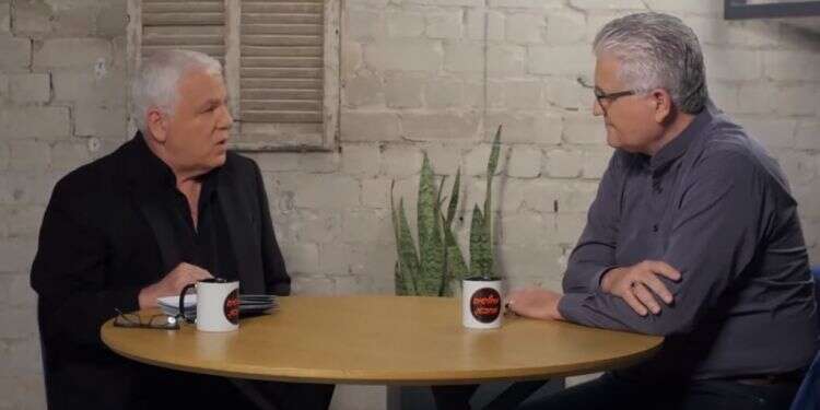 פיני גרשון מראיין את אלי אבידר. צילום מסך מתוך עמוד הפייסבוק של התוכנית מחליטים מהבטן לא במגרש ביתי: פיני גרשון, תלמד לראיין