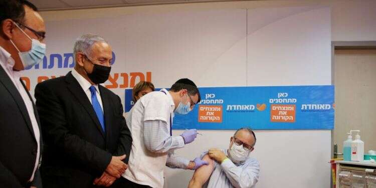 נתניהו במרפאה בבית־שמש. צילום: אלכס קולומויסקי המוטציה משבשת את חגיגות החיסון