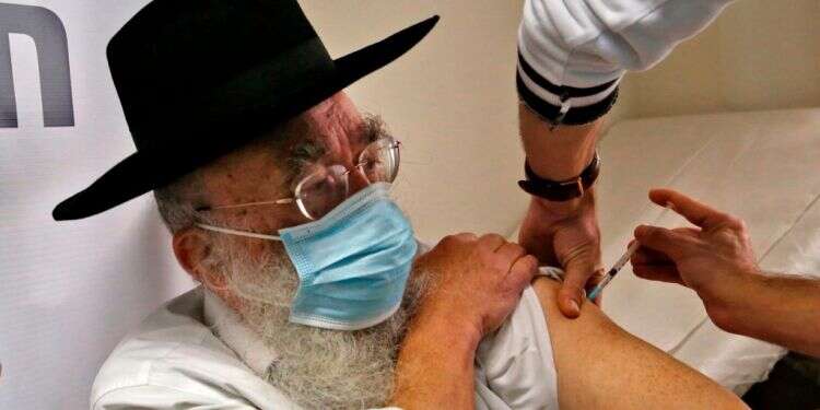 מתחם חיסונים בבני ברק. אילוסטרציה. צילום: AFP התחלואה החרדית: המשבר מחריף, התקוות תלויות בחיסון