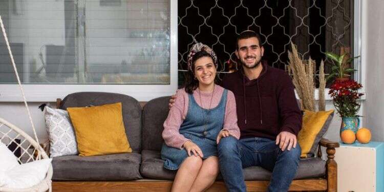 משפחת בר-יהושע. צילום: אבישג שאר-ישוב "תרנגולות מסתובבות חופשי ברחוב, לא ברור מהיכן הגיעו"