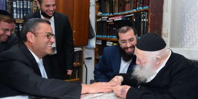 ראש עיריית ירושלים משה ליאון בבית הרב קנייבסקי. צילום: שוקי לרר המרד השפוף של הרב קנייבסקי