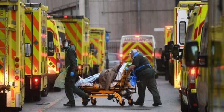 עובדי חירום בלונדון מפנים חולה קורונה. צילום: EPA מושבה בריטית: הכירו את המוטציה שמפחידה את העולם