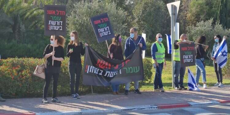 תושבי עומר מפגינים בכניסה ליישוב, בשבוע שעבר. צילום: שי חמו יוצאים למחאה: לתושבי עומר נמאס לשמוע את קולות הירי מהיישוב הסמוך