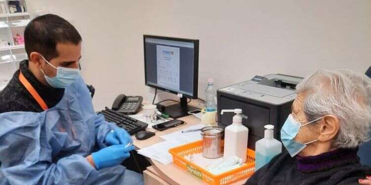 רחל פרייר בת 101 מקריית אתא מקבלת את החיסון השני. צילום: רינה גרינבלום ללא צל של ספק: החיסון נגד קורונה בטוח