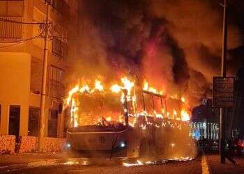 תושבי בני־ברק: "האש בערה שעות, התחננו שהכבאים יגיעו"