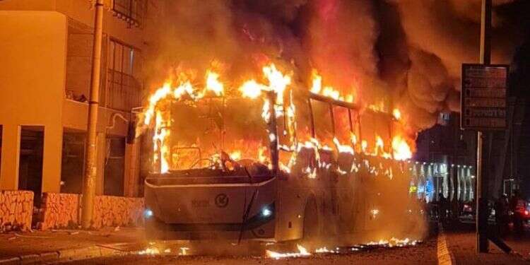 האוטובוס ברחוב השומר בבני ברק, שהוצת על ידי פורעים בעיר תושבי בני־ברק: "האש בערה שעות, התחננו שהכבאים יגיעו"