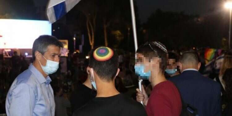 יועז הנדל עם פעילי להט הנדל לפעילי להט"ב: "מחויבים לזכויותיהם כתפיסת עולם"