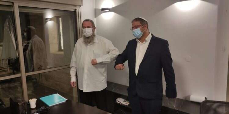 איתמר בן גביר ואבי מעוז במעמד החתימה על ריצה משותפת. צילום: מטה עוצמה-נעם איחוד "עוצמה יהודית" ו"נעם": השלם קטן מסך חלקיו