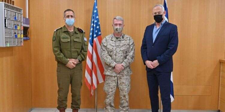 גנץ, מקנזי וכוכבי. צילום: אריאל חרמוני, משרד הביטחון מתחזקים מול איראן: שיתוף פעולה ישראלי-אמריקני חדש