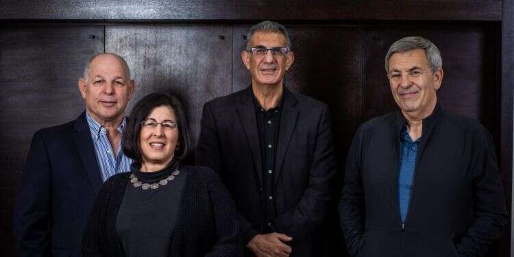 מימין לשמאל: עידו נחושתן, יוסי שרעבי, חבצלת יהל, רענן אביטל. צילום: אריק סולטן אין לנו קרניים: קרן וקסנר יוצאת למלחמה על שמה