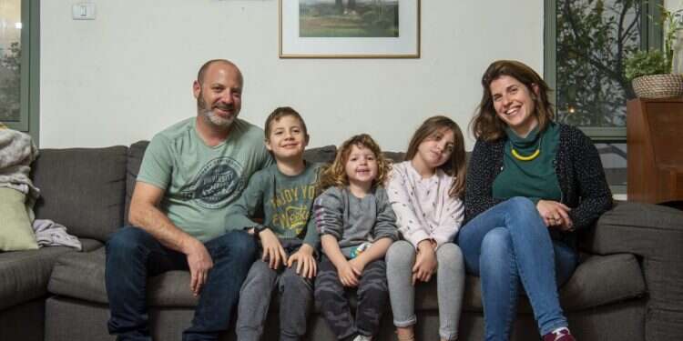 משפחת צרפתי. צילום: גיל אליהו, ג'יני "קיבלנו איכות חיים שלא היינו מקבלים בשום מקום אחר"