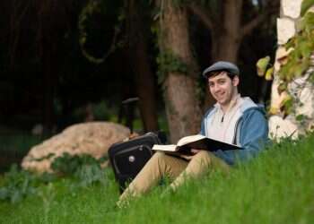 שבע שפות ומזוודה אחת: הכירו את חתן התנ"ך למבוגרים