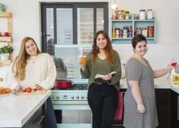 "הדיירים הקודמים השאירו את השלט עם שם המשפחה, השארנו אותו"