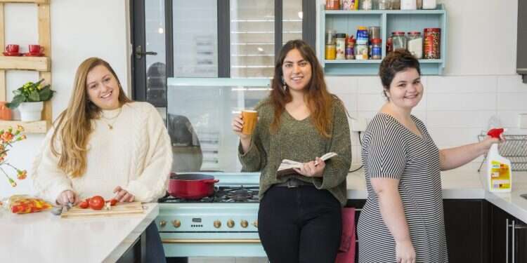 "הדיירים הקודמים השאירו את השלט עם שם המשפחה, השארנו אותו"