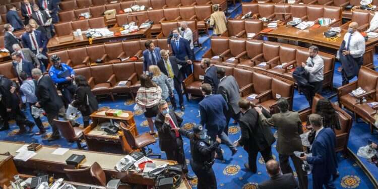 הפינוי מאולם בית הנבחרים, בשבוע שעבר בגבעת הקפיטול. צילום: ביל אולירי, הוושינגטון פוסט אמריקה תשרוד את המבוכה, לרפובליקנים יש הרבה הריסות לשקם