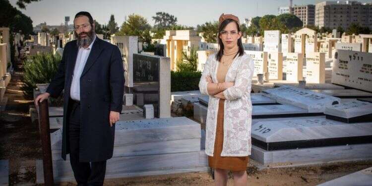 הרב והפרויקטורית שמצאו פתרון לקבורה של אלפי נפטרי הקורונה