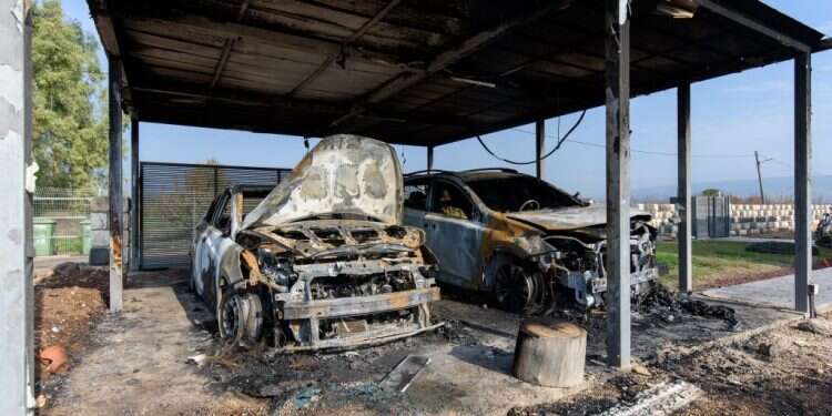 הרכבים השרופים של השוטר ואישתו. צילום: אייל מרגולין, ג'יני הצפון הפרוע: פרוטקשן, נקמות וסחר בנשק וסמים