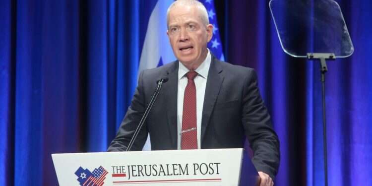 שר החינוך יואב גלנט. צילום: מארק ישראל סלם חרף התנגדות משרד החינוך, "בצלם" קיימו הרצאה בריאלי