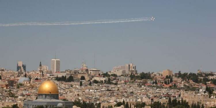 מטס יום העצמאות חולף מעל הר הבית, 2009. צילום: מרים צחי הר הבית מבעד לעדשה של מירי צחי ז"ל