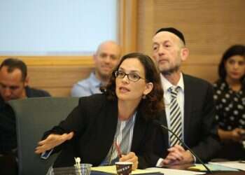 אסטרטגיות, מניפולציות, פשרות ועבודה קשה. מדריך המהפכות של רחל עזריה