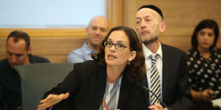 מאבקי חקיקה על ימי חופשה והורות שוויונית. ח אסטרטגיות, מניפולציות, פשרות ועבודה קשה. מדריך המהפכות של רחל עזריה