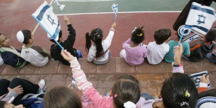 תלמידים בחינוך הממלכתי־דתי. אילוסטרציה. צילום: מרים צחי דגלים חדשים: מערכת המשפט חשובה, אבל יש חשובים ממנה