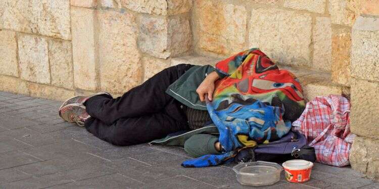 חסר בית ברחובות ירושלים. צילום: שאטרסטוק הגדרת קו העוני במדינה היא שקר סטטיסטי