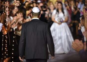 האם שמחה נובעת מאירוע או מהחגיגות שסביבו?