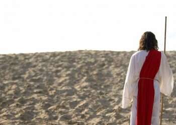 נס אחד לשני עמים: מדוע משה חוזר על אותותיו?