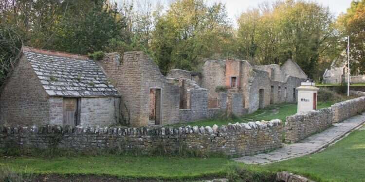 רומן רפאים: תעלומת הכפר האנגלי הנטוש