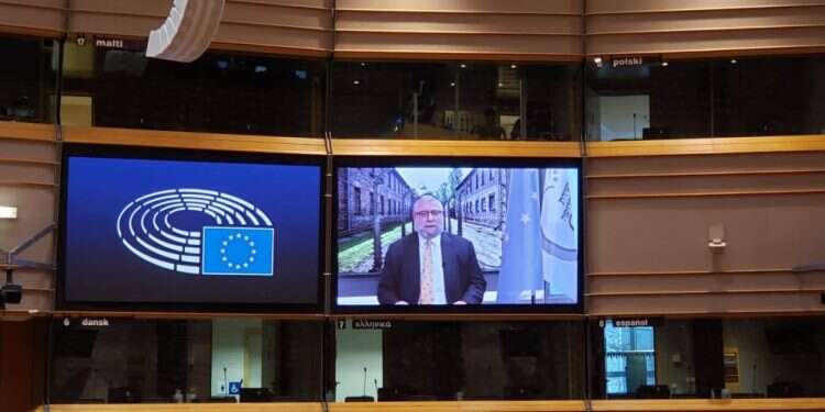 הרב גולדשמידט נושא דברים בפני הפרלמנט האירופי. צילום: ארכיון ועידת רבני אירופה הדיגיטציה בימי הקורונה תרמה להפצת זיכרון השואה