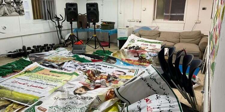 השלל שנתפס בבית המחבל.. צילום: דו''צ גדיעת חיבור הטרור: צה"ל מנע מסיבה לכבוד שחרור מחבל