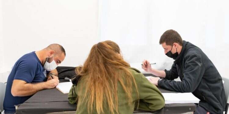 לומדים 6/6 בחיל האוויר. צילום: עמית אגרונוב דוברות חיל האוויר
סוגרים פערים: טייסים בצה"ל מכינים חיילים לבגרות