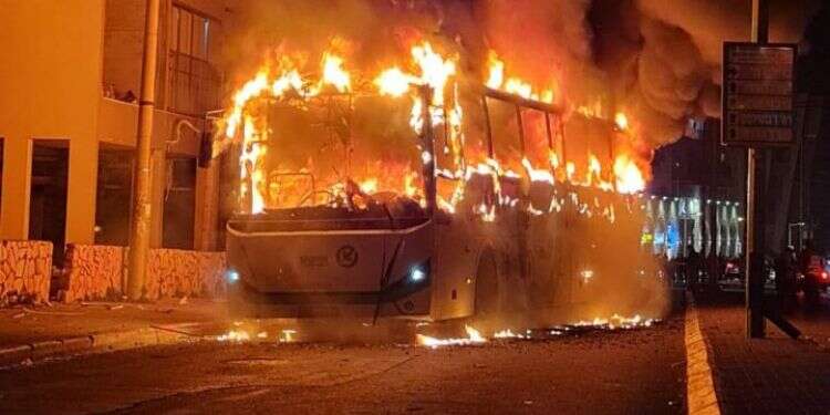 האוטובוס שהוצת ברחוב השומר. צילום: דוברות המשטרה עיר אדומה: מסע מתוח ברחובות בני ברק