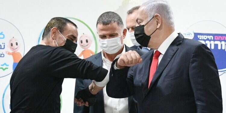 נתניהו באום אל פחם עם המתחסן המיליון. צילום: חיים צח, לע''מ ההתקרבות בין נתניהו למגזר הערבי: ניצחון לפוליטיקה פרגמטית