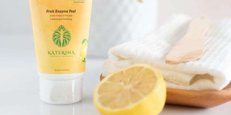 קרם פילינג טבעי לטיהור והמרצת העור המכיל פפאיה, קתרינה. צילום: סיגל לדנהיים לחגוג את הטבע, בבית: מתנות משמחות לפנים