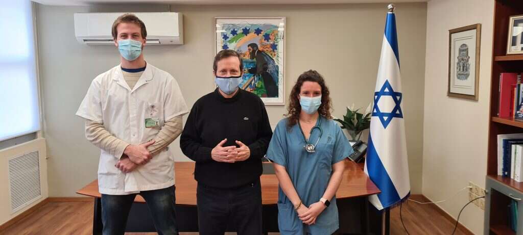 הרצוג עם רופאים העולים יעל כהן מספרד וארי שרובסקי מארגנטינה. צילום: באדיבות הסוכנות היהודית
