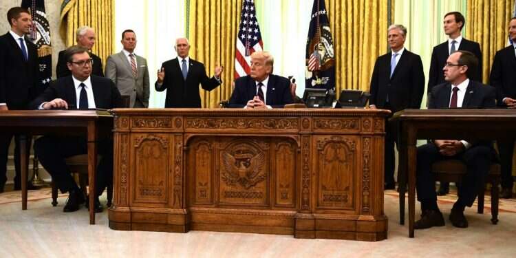 הנשיא טראמפ, ראש ממשלת קוסובו, נשיא סרביה ומייק פנס באירוע החתימה על ההסכם בספטמבר 2020. צילום: AFP כינון היחסים עם קוסובו: היום תיפתח השגרירות בירושלים