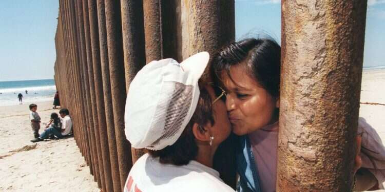 העלילה והדמויות נועדו ליצור הזדהות עם חוויית ההגירה. אם ובתה משני צידי גדר ההפרדה בין מקסיקו לארה רכבת מקסיקנית אל החלום האמריקני