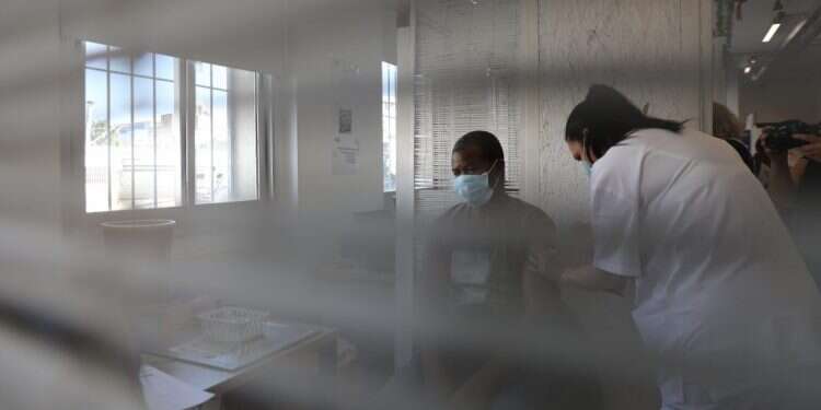 מדינה ליברלית יכולה להגן על אזרחיה מפני הסרבנים. צילום: EPA שאשא־ביטון טועה, עיצומים הם הדרך היעילה לעודד התחסנות