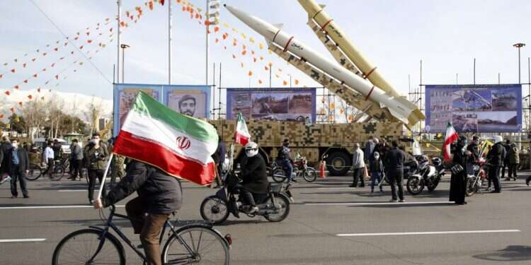 פעילים איראנים בעצרת לציון 42 שנה למהפכה האסלאמית. כיכר אזאדי בטהרן, פברואר 2021. צילום: AFP אקדמיה לטרור: איראן הופכת סטודנטים תמימים לסוכני המשטר בעולם