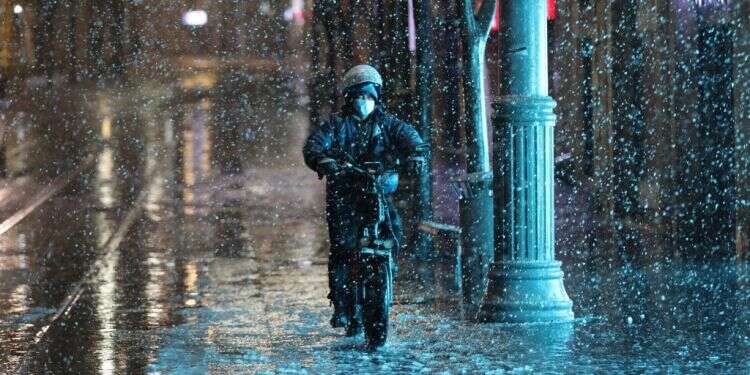 שלג בירושלים, ארכיון. צילום: EPA הסערה הגדולה בעיצומה: השלג הגיע לירושלים וליישובי בנימין