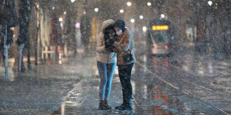 שלג בירושלים בשנה שעברה. צילום: EPA ההייטק זינק, הפערים החברתיים גדלו: ההתמודדות הישראלית של אחרי הקורונה