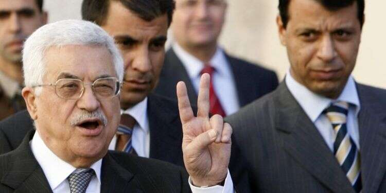 מאבד תמיכה ציבורית. אבו־מאזן ודחלאן (מימין) ב־ 2006. צילום: Eliana Aponte משחק מכור: בחירות בנוסח הרשות הפלסטינית