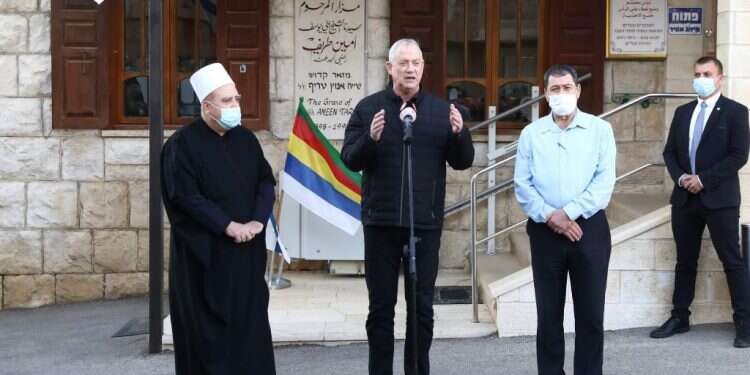 הערכות: אם גנץ יישאר על סף אחוז החסימה, הוא יפרוש מהמירוץ לכנסת