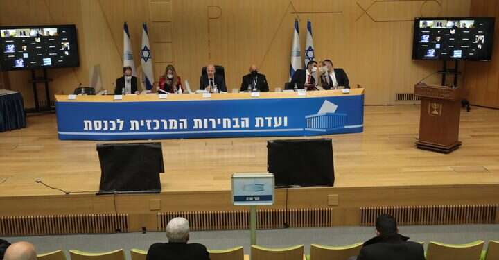 ועדת הבחירות המרכזית בדיונים על פסילת הרשימות. צילום: לע כמו שלג דאשתקד: דיוני הפסילה הם אירוע מיותר