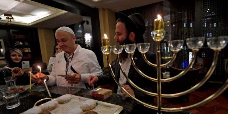 ישראלים חוגגים לראשונה את חג החנוכה בדובאי, דצמבר 2020. צילום: AFP יהודי מדינות המפרץ מתאגדים תחת ארגון אחד