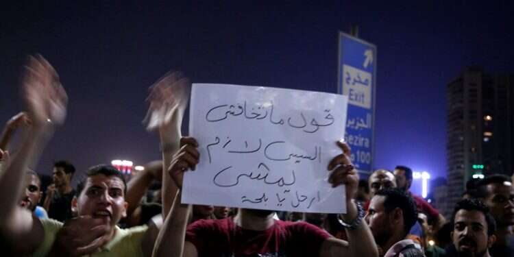 אילוסטרציה. מפגינים נגד שלטונו של א-סיסי במצרים. צילום: AFP