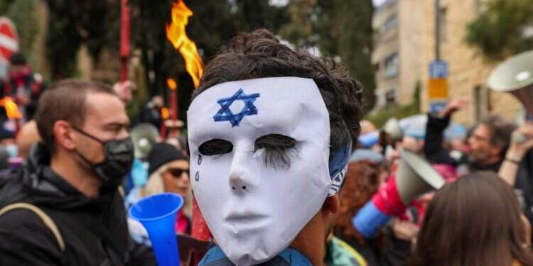 הפגנות או הלוויות: הוויכוח על פניה של המדינה